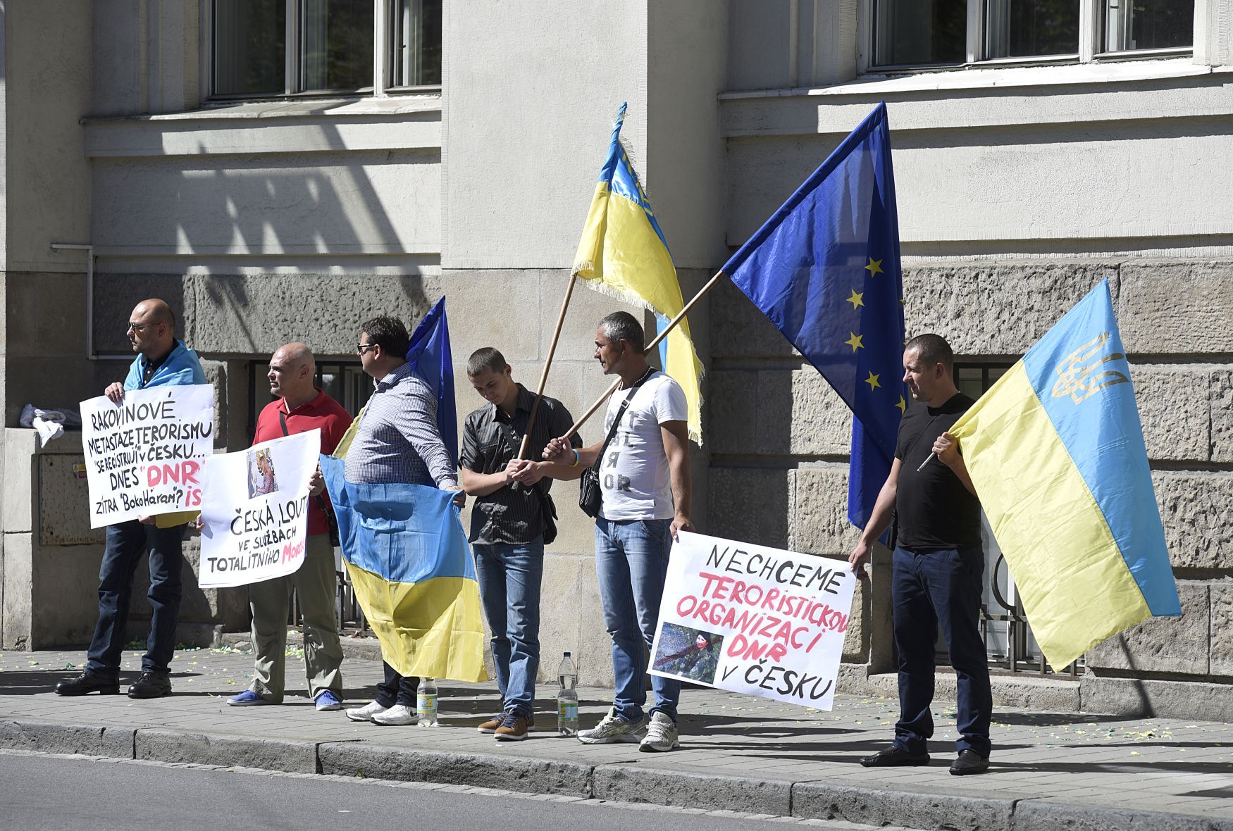 Otevírání zastupitelského centra Doněcké lidové republiky v Ostravě, protest