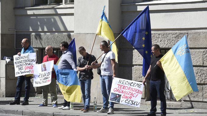 Protesty při otevírání zastupitelského centra Doněcké lidové republiky v Ostravě.