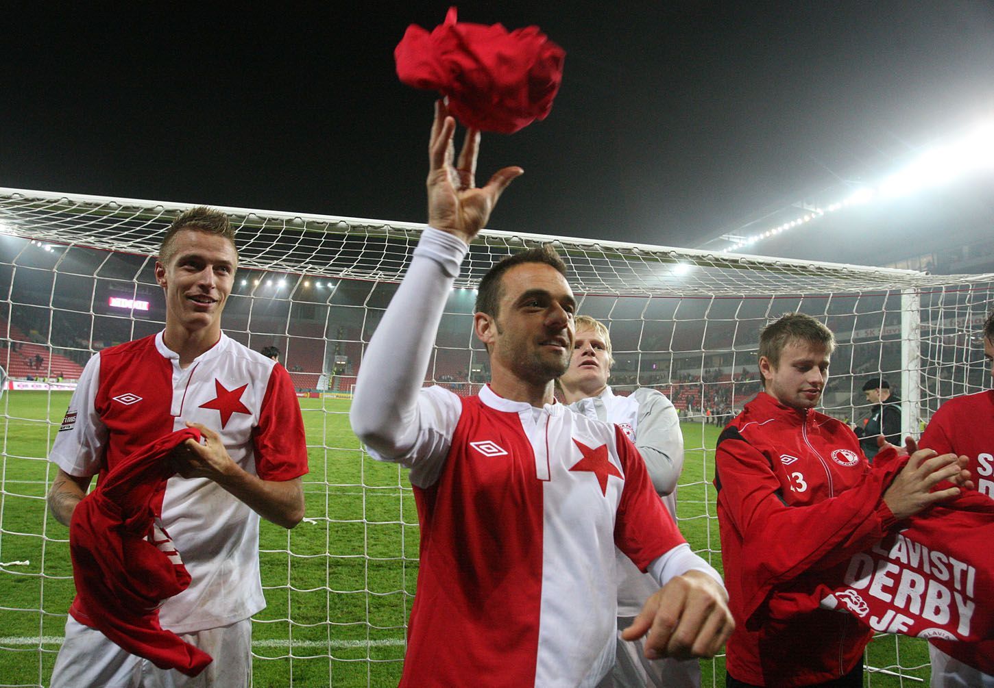 Fotbalisté pražské Slavie Milan Škoda (vlevo) a Lukáš Jarolím děkují fanouškům v utkání 9. kola Gambrinus ligy 2012/13 se Spartou.