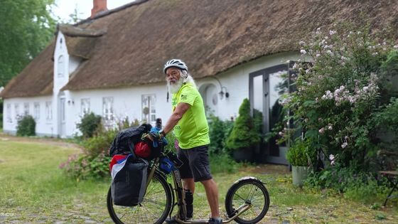 "Koloběžkou jsem zrušil doktory." Děda na kolobrndě ujel po Evropě tisíce kilometrů