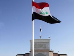 Irácký premiér Nuri al-Maliki a zbytek tamní vlády při vztyčování nové vlajky
