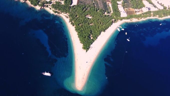Po letu nad chorvatským poloostrovem Istrie zamířilo letadlo na jih. Přeletělo ostrov Dugi Otok, národní park Kornati a přistálo v Černé Hoře.