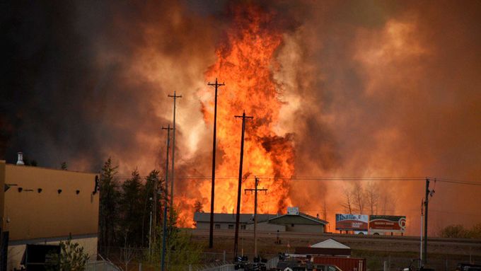 Západokanadská provincie Alberta vyhlásila stav ohrožení kvůli rozsáhlému lesnímu požáru v okolí města Fort McMurray.