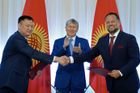 Michael Smelík si podává ruku se zástupcem kyrgyzské vlády. Tleská jim prezident Almazbek Atambajev.