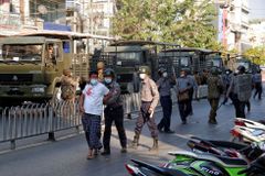 Barmská armáda vyslala do ulic obrněná vozidla. Napětí ve velkých městech roste