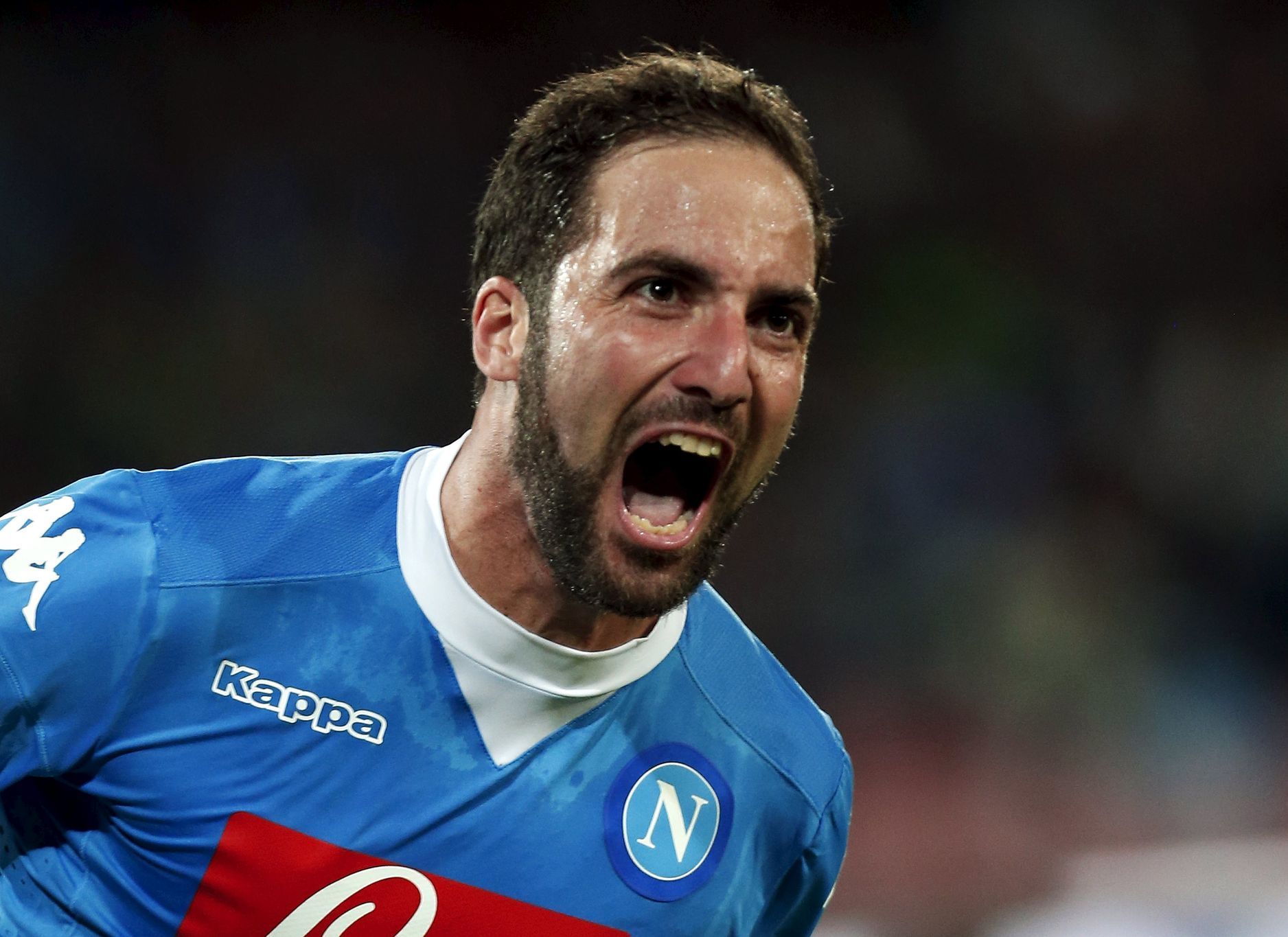 Útočník Neapole Gonzalo Higuaín slaví gól v síti Juventusu