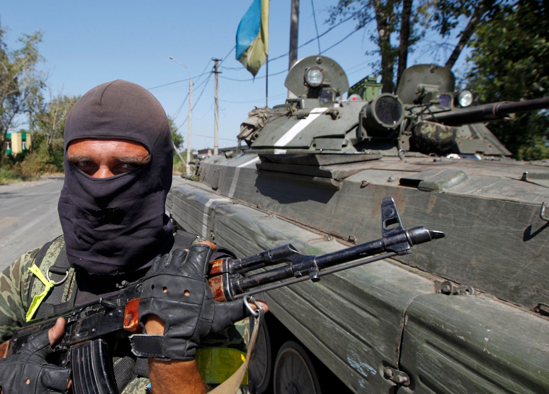 Ukrajinský voják na kontrolním stanovišti u Doněcka.