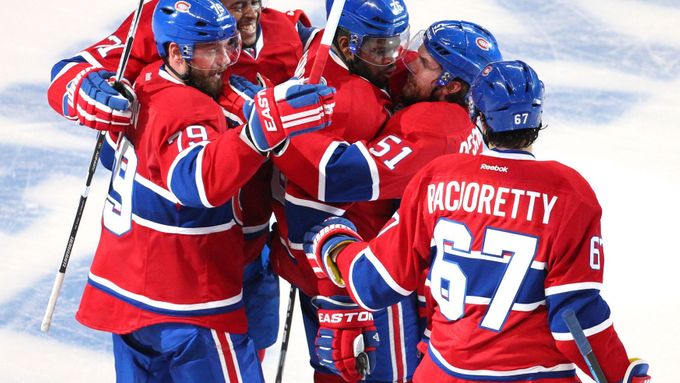 Hráči Montrealu oslavují druhou výhru v sérii.