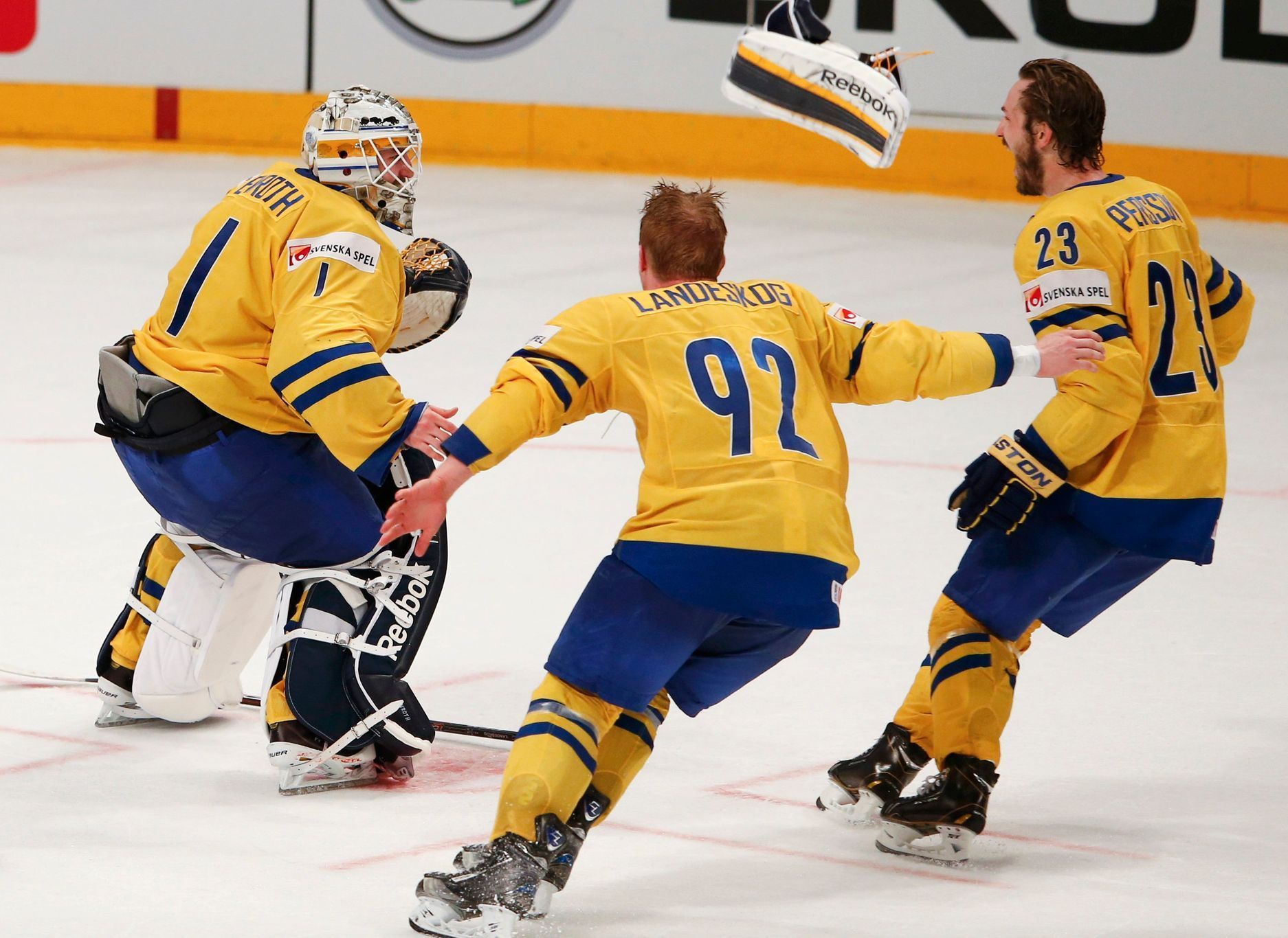 Hokej, MS 2013, Švédsko - Švýcarsko: Jhonas Enroth, Gabriel Landeskog a Niklas Persson slaví titul