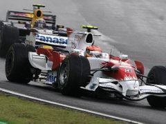 Timo Glock s Toyotou před Sebastianem Vettelem v Toro Rosso. Glockův risk nakonec rozhodl o Hamiltonově titulu.
