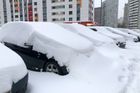 Zasněžená auta v Moskvě