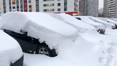 Zasněžená auta v Moskvě