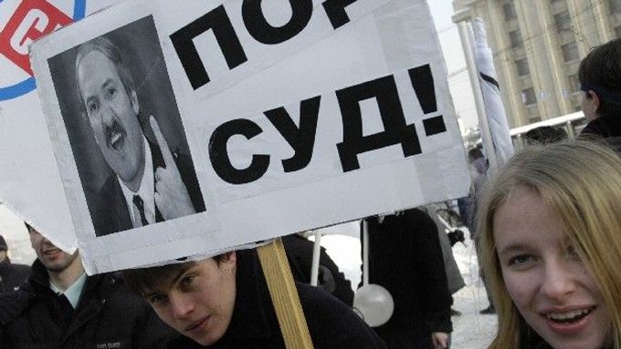 Demonstrace proti prezidentu Lukašenkovi se konala 18.2 před ruským ministerstvem zahraničí v Moskvě.