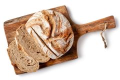 Opravdu chce Brusel zakázat výstřihy číšnic a křupavý chleba? Vyvracíme euromýty