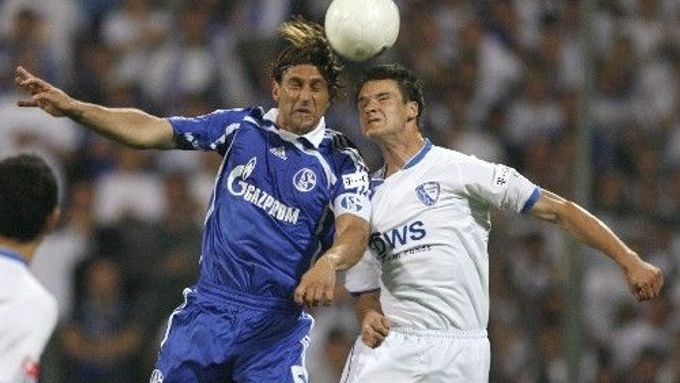 Marcelo Bordon ze Schalke 04 (vlevo) v hlavičkovém souboji s bochumským Marcelem Maltritzem.