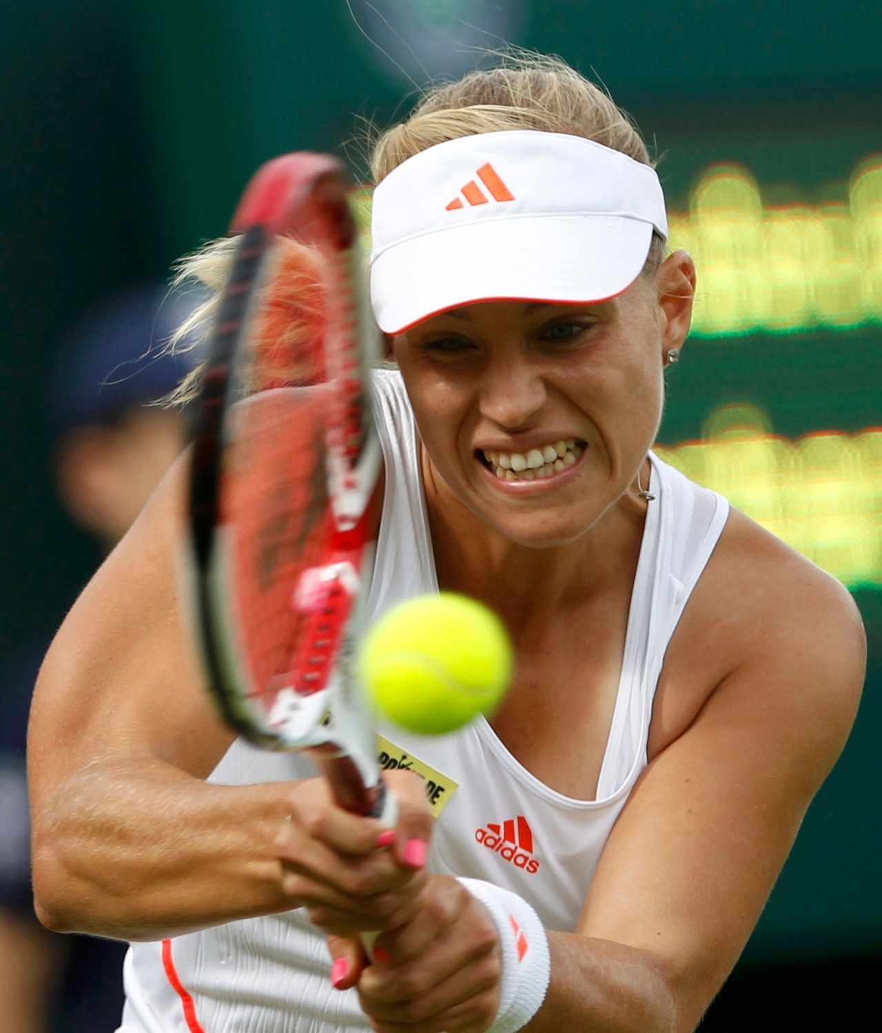 Německá tenistka Angelique Kerberová odráží míček během utkání s Češkou Lucií Hradeckou v 1. kole Wimbledonu 2012