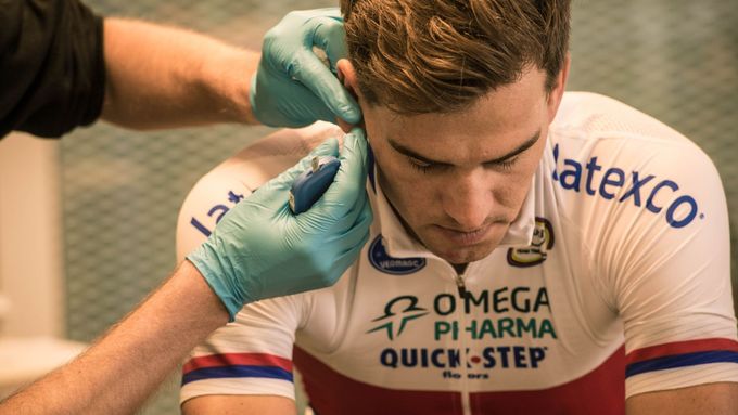 Zdeněk Štybar dře ve vstupním fyzickém testu do nové sezony, při kterém tekla krev, aby jeho trenéři veděli o jeho těle vše. Pojďte se podívat do zákulisí nejlepší světové cyklistiky.