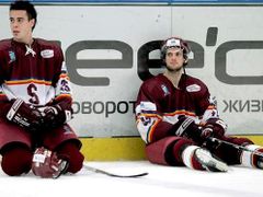 Michal Dragoun a Martin Podlešák jen smutně sledují oslavy soupeře