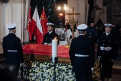 Katedrála v Gdaňsku se naplnila lidmi, na pohřeb starosty přijel i prezident Duda