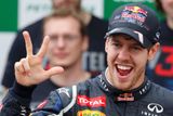 Až třetí je trojnásobný šampion z posledních sezon Sebastian Vettel. Red Bull mu dá "jen" 561 milionů korun.Nižší příjmy jsou způsobeny i tím, že Vettel odmítá vstoupit do světa reklamy.