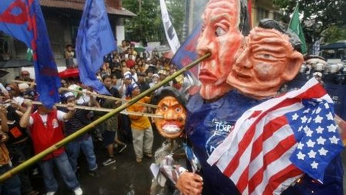 V ulicích bylo během summitu také mnoho demonstrantů. Ti nesli transparenty, pálili vlajky a velké makety znázorňující japonského premiéra Šinzóa Abeho, amerického prezidenta George Bushe a filipínskou prezidentku Glorii Macapagalovou-Arroyovou.