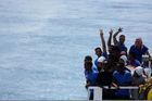 Loď s migranty zakotvila na Sicílii, běženci nesmí vystoupit. Vláda chce, aby si je přerozdělila EU