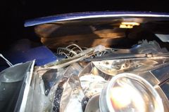 Ocelové lano skalpovalo u Náchoda střechu auta