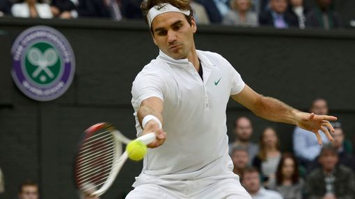 Švýcarský tenista Roger Federer odehrává míček na Srba Novaka Djokoviče během semifinále Wimbledonu 2012.
