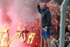 Fanoušci Sparty pálí slávistické šály v zápase 2. kola nadstavby F:L Sparta - Slavia
