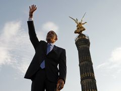 Barack Obama zdraví dvousettisícový dav, který se shromáždil kolem berlínského Sloupu vítězství, aby si vyslechl jeho projev