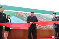 Kim se po 20 dnech objevil na veřejnosti. Otevřel továrnu na hnojiva, oznámila KLDR