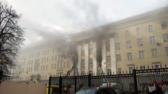 Hořící budova ministerstva obrany v Moskvě