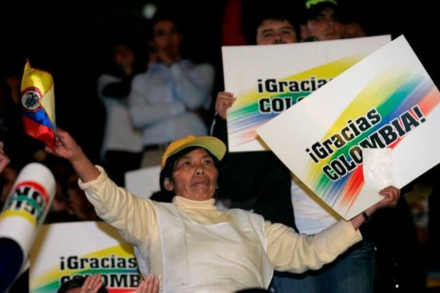 Kolumbie - prezidentská volba, volička se raduje