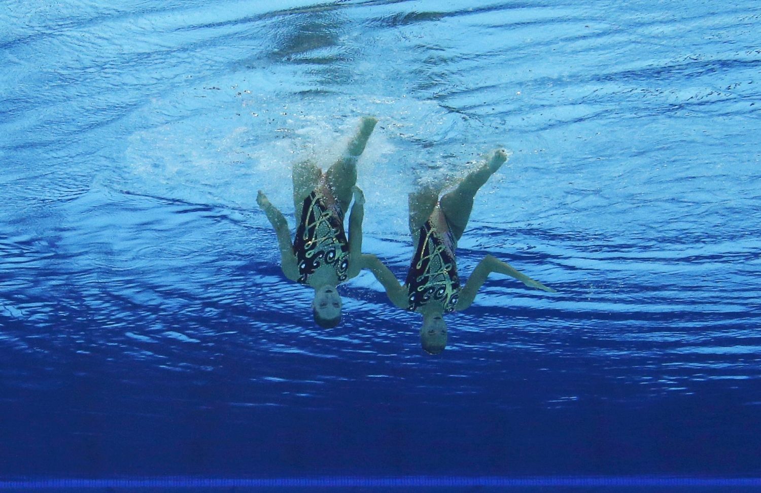 Britské synchronizované plavkyně Olivia Federiciová a Jenna Randallová v kvalifikaci na OH 2012 v Londýně.