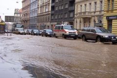 V Praze 4 prasklo potrubí, voda vytopila několik domů
