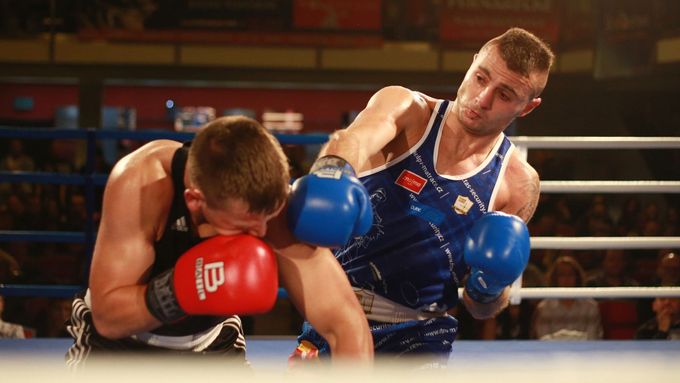 Podívejte se na obrázky z mistrovství České republiky v boxu. Tuzemští boxeři se opravdu nešetřili.