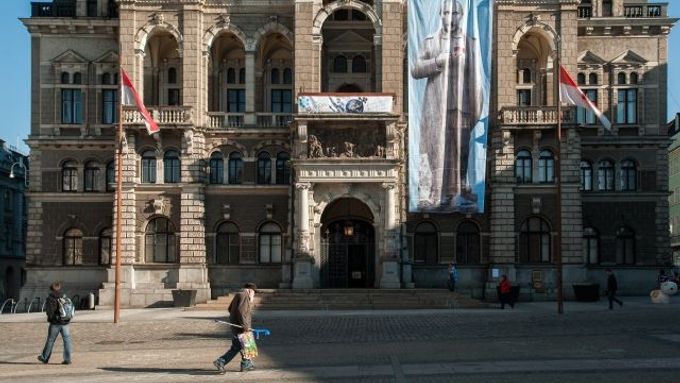 Liberecká radnice v úterý vyvěsila plachtu karikující Putina.