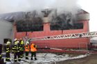 Požár lakovny ve Zvoli u Prahy pokračuje už druhý den. Zasahující hasič zemřel