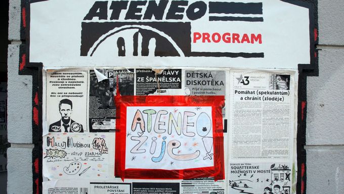 Ateneo žije, vzkazuje policii po zásahu mostecké komunitní centrum.