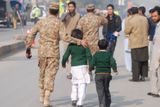 Některým dětem se podařilo uprchnout. "Když jsme běželi ven, viděli jsme mrtvá těla našich kamarádů ze školy," řekl jeden z žáků pákistánskému listu Dawn.