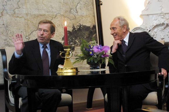 Šimon Peres s Václavem Havlem na Fóru 2000 v říjnu 2001.