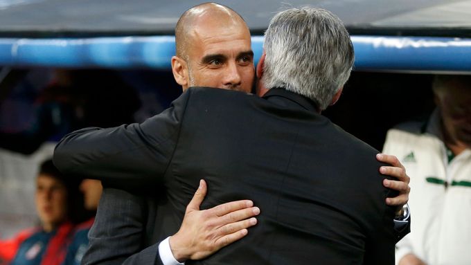 Pep Guardiola objímá trenéra Realu Carla Ancelottiho