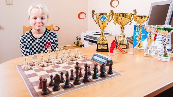 Osmiletý šachista Jiří Bouška se svými trofejemi.