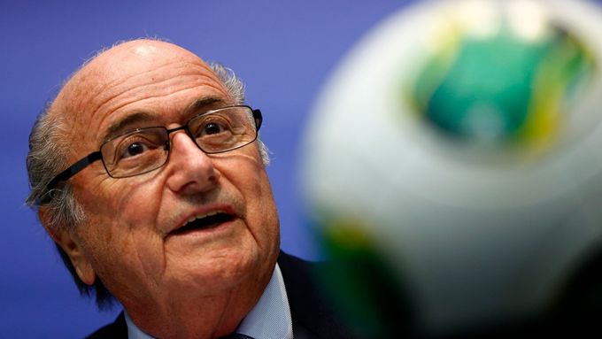 Osmasedmdesátiletý Švýcar Blatter je v čele FIFA od roku 1998