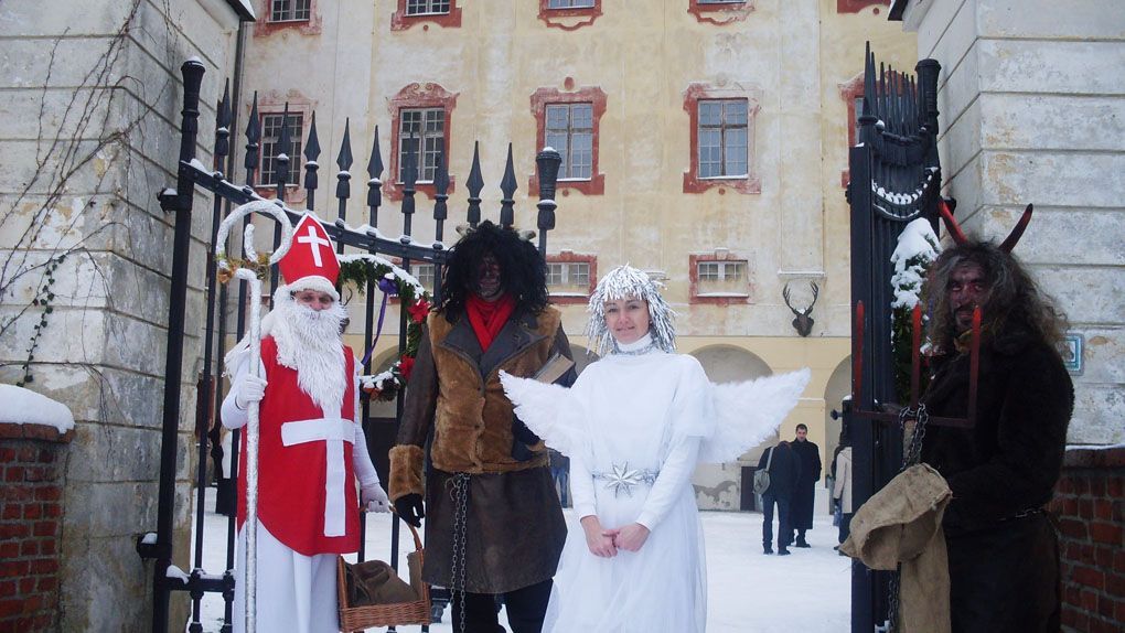 "Čerti pak z přineseného velkého strožoku zanechali na zámku dárek - figurínu návštěvníka sezóny 2011, který bude slušný, nehlučný a vnímavý," poznamenal Zdeněk Musil z tiskového odboru Národního památkového ústavu v Brně.