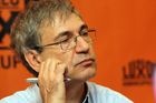 Spisovatel Pamuk řekl, že bude hlasovat proti posílení Erdoganovy moci. Noviny to neotiskly