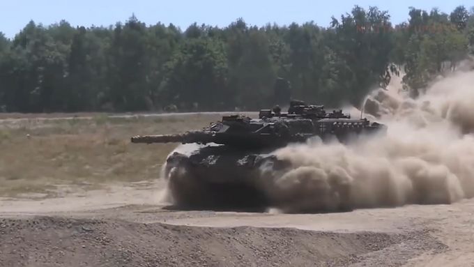 Živě: Česká republika slavnostně převezme tank Leopard 2A4. Dostala ho od Německa