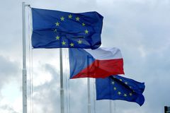 Češi a Poláci vidí budoucnost z Evropanů nejrůžověji