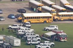 Na střední škole v Texasu vraždil sedmnáctiletý student. Deset lidí zabil, dalších deset zranil