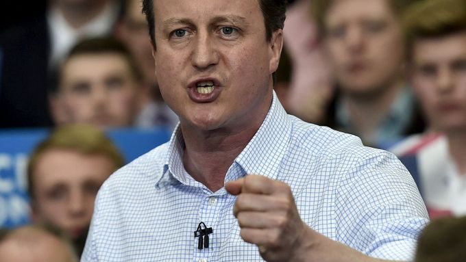 David Cameron se snaží dostát svému slibu snížit počet imigrantů, kteří přicházejí do Velké Británie.